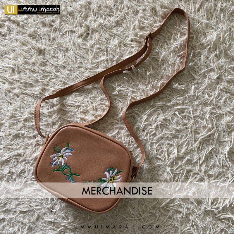 Merchandisce-Sejadah-Hantaran-Exclusive-Rectangle-Mini-Sling-Bag-Ummu-Imarah-Khaki